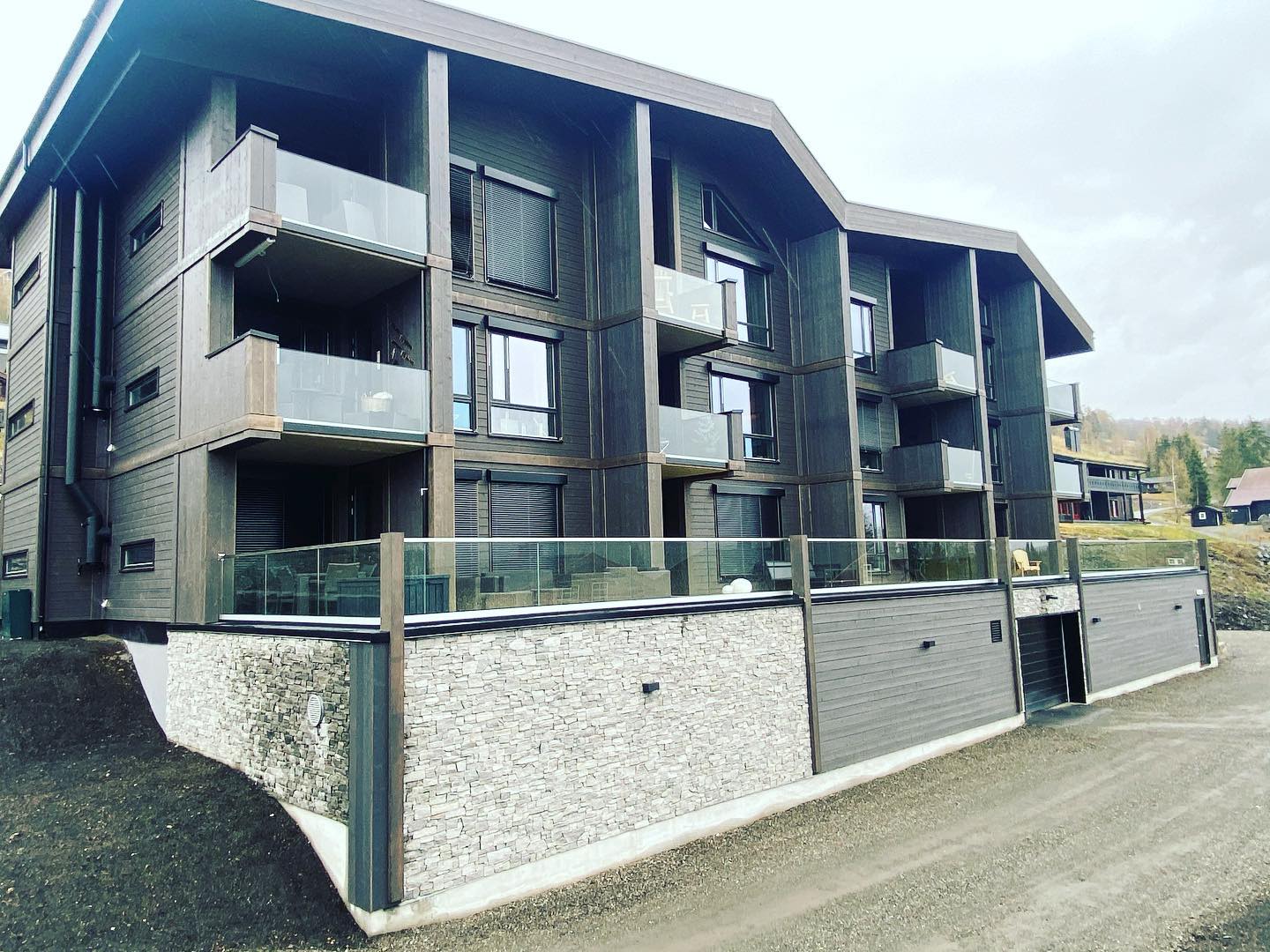 Glassrekkverk til moderne leilighetsbygg